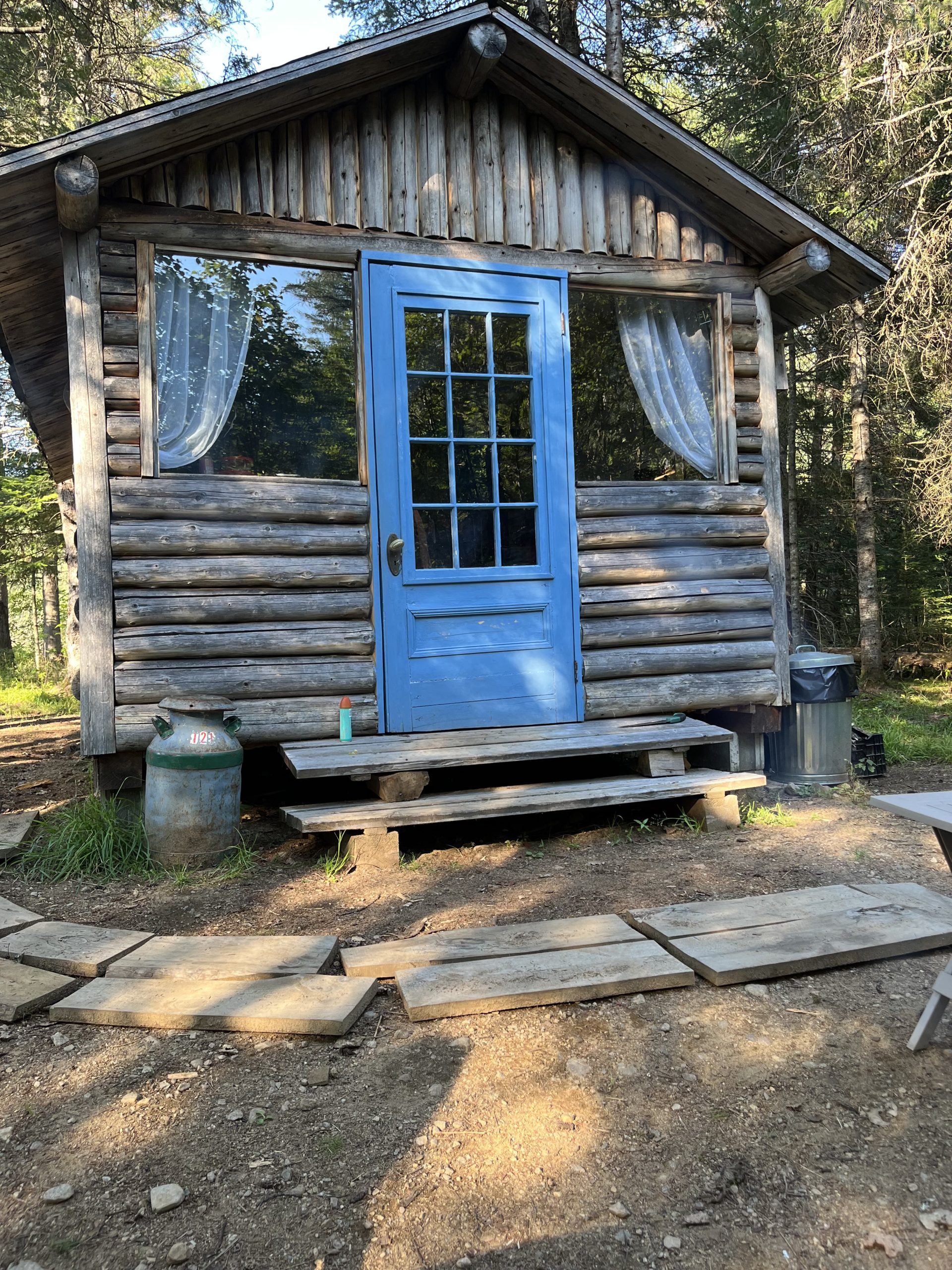 Extérieur de Jack's Camp en été avec sa porte bleue emblématique, La Sôvageonne près du Mont-Tremblant