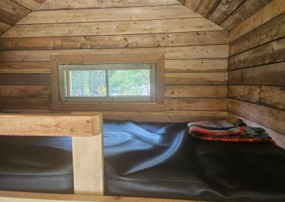 Lit superposé avec fenêtre dans la cabane Le Poulailler, La Sôvageonne, Laurentides