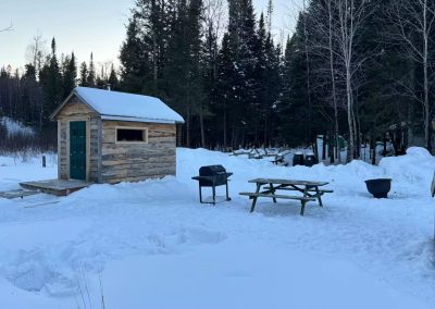 Aire de pique-nique et BBQ près de la cabane Le Poulailler en hiver, Laurentides