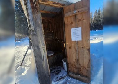 Intérieur de la toilette sèche extérieure du Poulailler, La Sôvageonne, Amherst QC