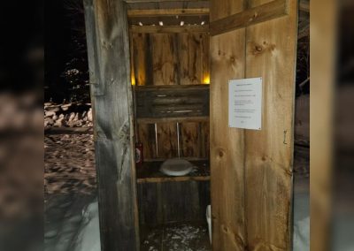 Toilette sèche éclairée la nuit à Le Poulailler, La Sôvageonne