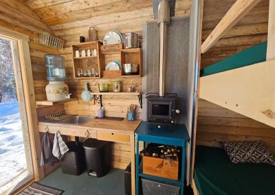 Cuisinette et poêle à bois de la cabane Le Poulailler, hébergement prêt-à-camper près du Mont-Tremblant