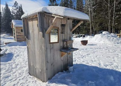 Station de lavage extérieure près de la cabane Le Poulailler et Jack's Camp en hiver, La Sôvageonne