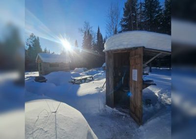 Bécosse extérieure enneigée près de la cabane Le Poulailler en hiver, Mont-Tremblant