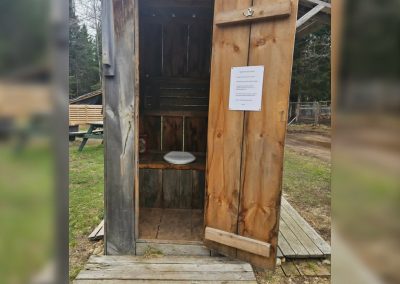 Toilette sèche extérieure à Jack's Camp au printemps, La Sôvageonne près du Mont-Tremblant