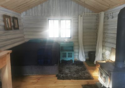 Coin nuit douillet à Jack's Camp avec lit double et poêle à bois, La Sôvageonne