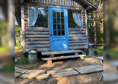 Extérieur de Jack's Camp en été avec sa porte bleue emblématique, La Sôvageonne près du Mont-Tremblant