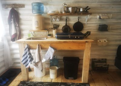 Cuisinette équipée à l'intérieur de Jack's Camp, hébergement prêt-à-camper près du Mont-Tremblant