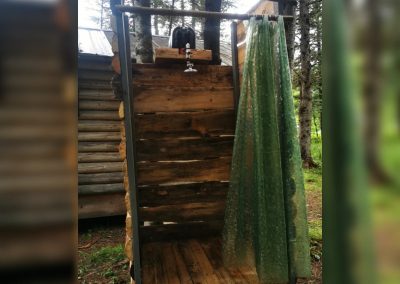 Douche solaire extérieure à Jack's Camp, disponible en été, La Sôvageonne, Amherst QC